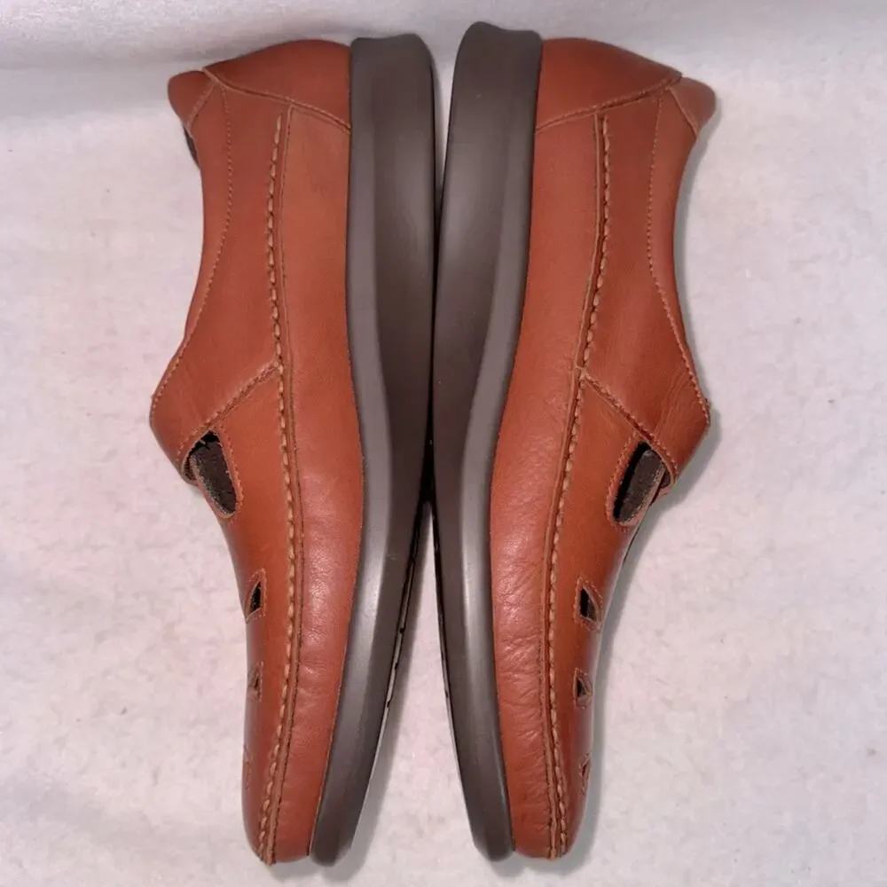 EUC Women’s SAS Roamer Slip-on Loafers Chestnut Leather size 10 Adjustable Strap